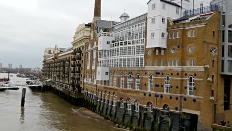 The-harbor-port-in-Thames-river