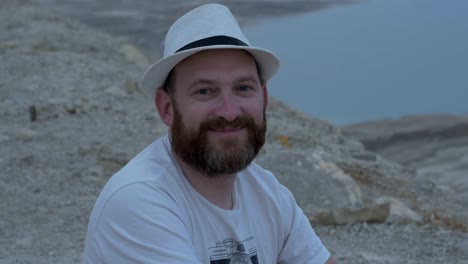 Hombre-barbudo-40-años-en-un-sombrero-hipster-mirando-a-la-cámara,-en-el-fondo-del-mar-muerto,-Israel