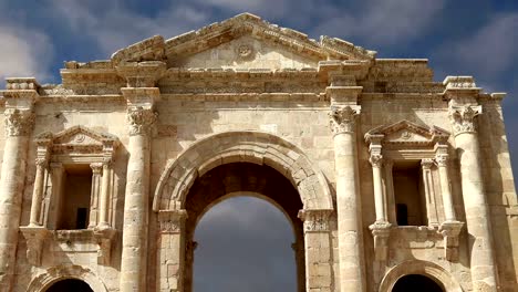 Bogen-von-Hadrian-in-Gerasa-(Jerash)--wurde-gebaut,-um-den-Besuch-des-Kaisers-Hadrian-nach-Jerash-in-129/130-n.-Chr.-Jordan-zu-Ehren