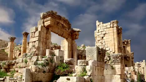 Römische-Ruinen-in-der-jordanischen-Stadt-Jerash-(Gerasa-der-Antike),-die-Hauptstadt-und-größte-Stadt-Jerash-Governorate,-Jordanien