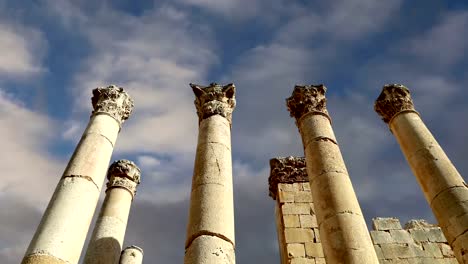 Römische-Säulen-in-der-jordanischen-Stadt-Jerash-(Gerasa-des-Altertums),-Hauptstadt-und-größte-Stadt-von-Jerash-Governorate,-Jordanien