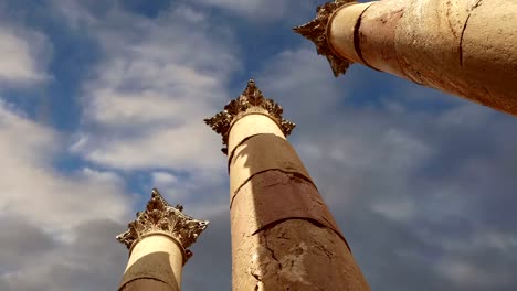 Columnas-romanas-en-la-ciudad-jordana-de-Jerash-(Gerasa-de-antigüedad),-capital-y-ciudad-más-grande-de-Jerash-Governorate,-Jordania