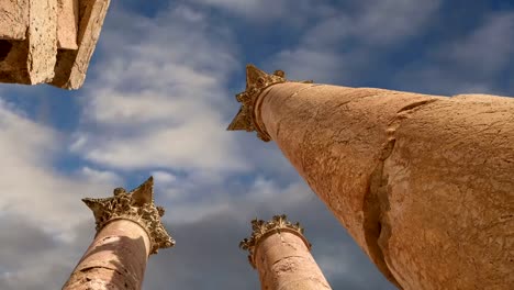 Römische-Säulen-in-der-jordanischen-Stadt-Jerash-(Gerasa-des-Altertums),-Hauptstadt-und-größte-Stadt-von-Jerash-Governorate,-Jordanien