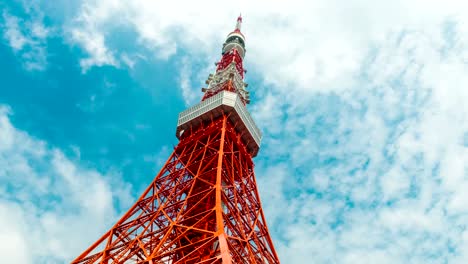 Zeitraffer-des-Tokioter-Turms-in-blauem-Himmel