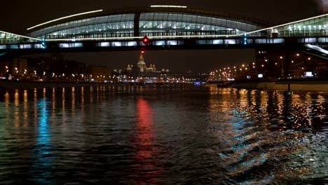 Vista-desde-la-cubierta-de-la-nave,-que-flota-en-el-río,-a-lo-largo-de-la-decoración-para-la-fiesta.