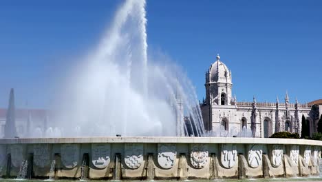 Fuente-en-jardín-Plaza-Imperio-en-Lisboa,-Portugal