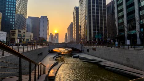 Timelapse-del-amanecer-en-el-arroyo-de-Cheonggyecheon,-Seúl,-Corea-del-sur,-lapso-de-tiempo-de-4K