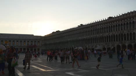 luz-de-sol-de-Italia-famoso-san-Plaza-Marcos-llena-Venecia-panorama-4k