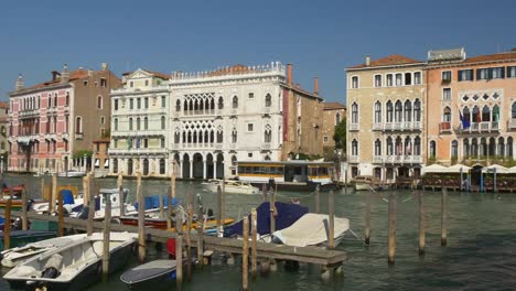 Italien-Sommer-Tag-Venedig-Stadt-berühmten-Fischmarkt-Boot-parken-Kanal-Panorama-4k