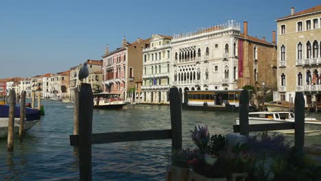 Italien-Venedig-Stadt-Sommer-Tag-berühmten-Fischmarkt-Boot-parken-Kanal-Panorama-4k