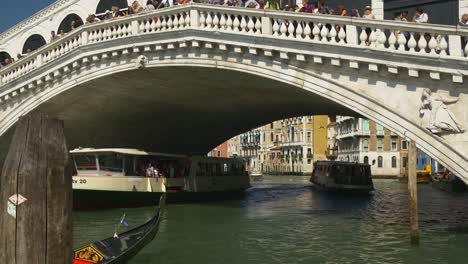 italy-sunny-day-venice-city-most-popular-grand-canal-rialto-bridge-traffic-panorama-4k