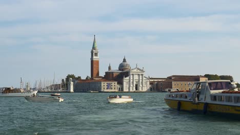 Italien-Venedig-Passagier-Schiff-Campanile-San-Giorgio-Maggiore-Basilika-Fahrt-Panorama-4k