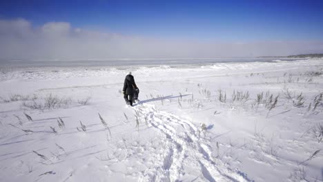 Mutter-und-Kind-zu-Fuß-Georgian-Bay-Ontario-Kanada-im-Winter-mit-Schnee