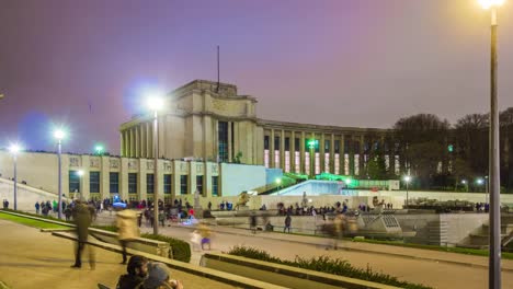 iluminación-al-atardecer-Francia-París-Ciudad-Palacio-de-chaillot-caminar-panorama-Parque-4k-lapso-de-tiempo