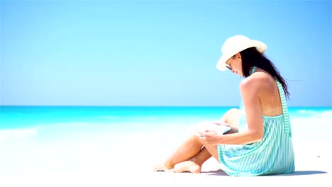 Junge-schöne-Frau,-die-auf-weißen-tropischen-Strand-Urlaub-genießen