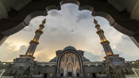 Sonnenuntergang-Zeitraffer-im-Federal-Moschee-von-Kuala-Lumpur