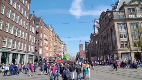 Viele-Leute-damit-beschäftigt,-zu-Fuß-auf-der-Straße-in-Amsterdam