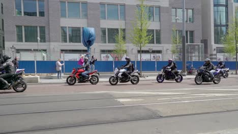 Eine-Parade-der-Motorradfahrer-auf-der-Straße