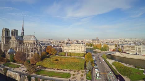 Vista-aérea-de-París-con-la-Catedral-de-Notre-Dame