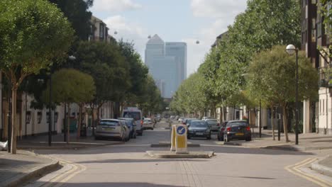 Ein-junger-Mann-läuft-aber-London-mit-City-of-London-hinter-ihm.