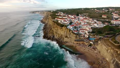 Luftaufnahme-des-Ozeans-in-der-Nähe-von-Azenhas-Mar-do,-Portugal-Stadt-am-Meer.