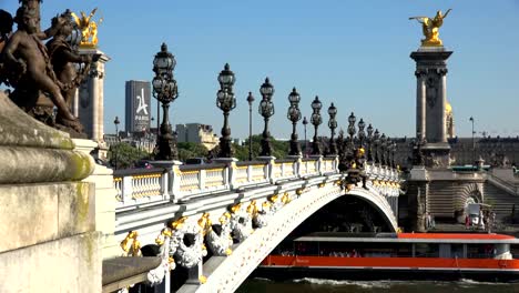 Alexandre-III-Brücke-in-Paris,-Frankreich