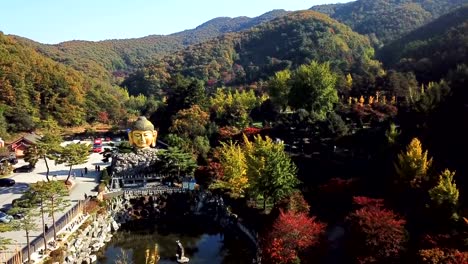 Otoño-de-vista-aérea-de-la-estatua-de-Buda-en-templo-de-Wawoo,-Yong-in,-Corea