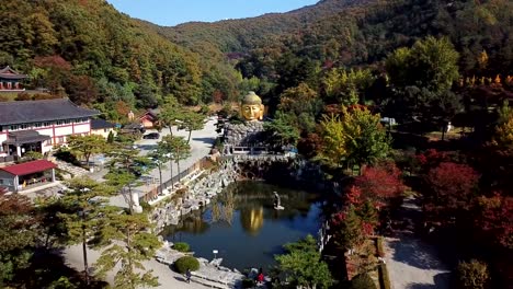Otoño-de-vista-aérea-de-la-estatua-de-Buda-en-templo-de-Wawoo,-Yong-in,-Corea
