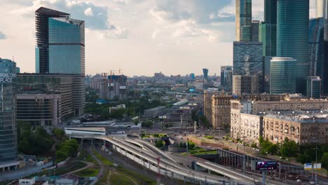Rußland-Tag-Moskau-Stadt-Verkehr-Kreuzung-auf-dem-Dach-Antenne-Panorama-4k-Zeitraffer