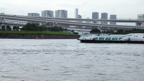 Hikimo-hotaluna-barco-pasando-por-la-ciudad-del-emblemático-Puente-de-Tokio