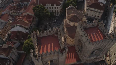 Portugal-día-soleado-Lisboa-ciudad-famosa-catedral-azotea-aérea-panorama-4k