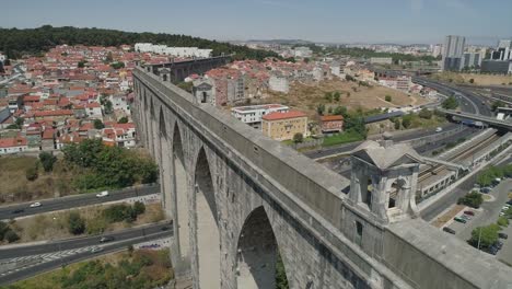 Portugal-sonnigen-Tag-Lissabon-Aquädukt-von-freien-Gewässern-Verkehr-Straße-aerial-Panorama-4k