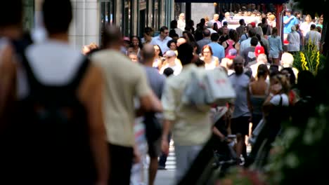 Personas-del-centro-de-la-ciudad-caminando-por-la-peatonal-vehículo-Chicago