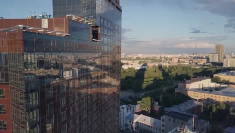 Ventanas-de-rascacielos-negocio-oficina-con-cielo-azul.-Clip.-Corporativo-de-construcción-en-la-ciudad.-Rascacielos-con-ventanas-espejadas