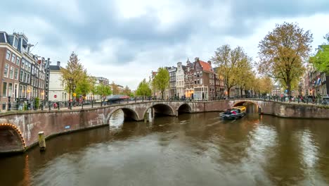 Amsterdam-Stadt-Skyline-von-Tag-zu-Nacht-Zeitraffer-im-Kanal-Waterfront,-Amsterdam,-Niederlande-4K-Zeitraffer