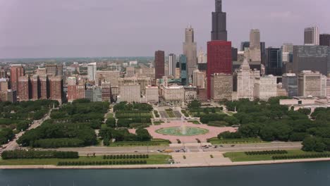 Fliegen-über-dem-Buckingham-Fountain-und-der-Innenstadt-von-Chicago.