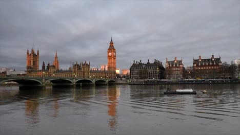 Big-Ben-and-Westminster-Bridge-at-dusk,-London,-UK