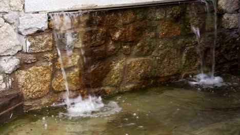 Agua-que-cae-en-el-movimiento-de-cámara-lenta