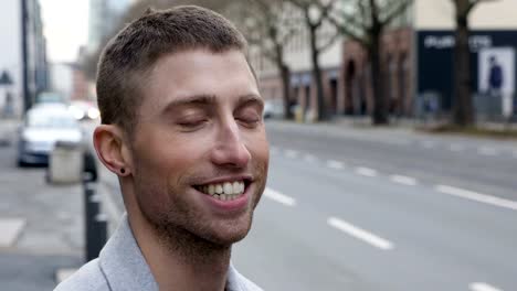 Cabeza-un-disparo-retrato-de-un-joven-sonriente-en-la-calle-de-la-ciudad