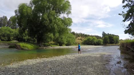 Mann-Fliegenfischen-am-Mataura-River-in-Southland-Region-der-Südinsel-von-Neuseeland