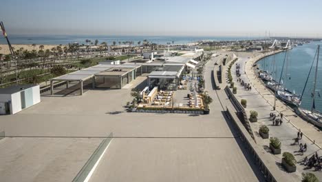 Puerto-deportivo-de-valencia-en-la-mañana,-el-restaurante,-lugar-de-ocio-cerca-de-la-playa.-lapso-de-tiempo