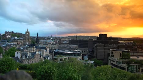 Vista-panorámica-de-la-ciudad-de-Edimburgo-al-atardecer,-Escocia,-Reino-Unido,