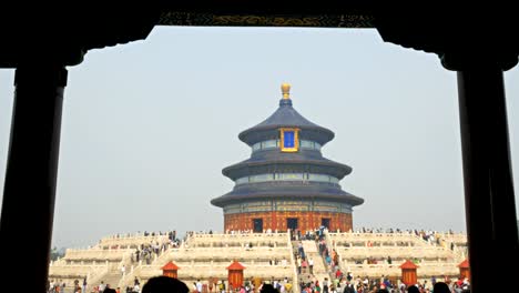 Tempel-des-Himmels-in-Beijing-von-Säulen-gerahmt