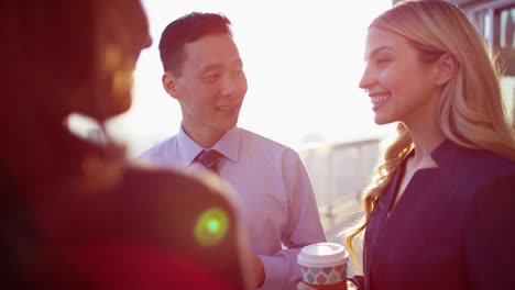 Multi-ethnischen-Geschäftskollegen-Kaffeegenuss-auf-Dach