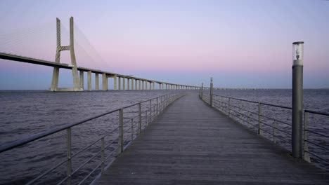 Vista-del-Ponte-Vasco-da-Gama-Bridge-desde-un-muelle-al-atardecer