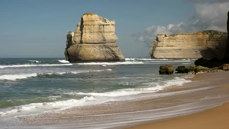 Meer-Stack-und-Landzunge-an-den-zwölf-Aposteln-vom-Strand-bei-Gibsons-Schritte-bei-port-campbell