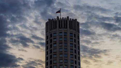 Staatsflagge-der-Russischen-Föderation-über-das-Haus-der-Regierung-der-Russischen-Föderation,-Zeitraffer