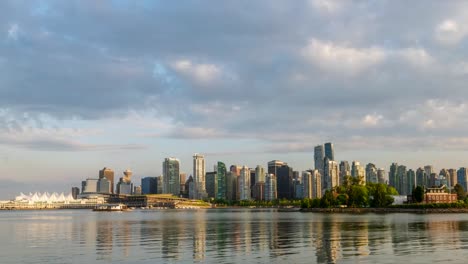 Video-panorama,-timemaps-of-a-summer-day-passing-in-the-night-of-a-seaside-city-with-modern-skyscrapers