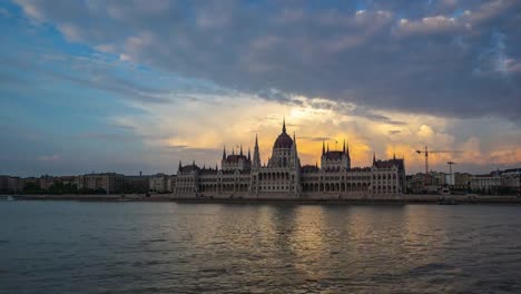 Day-to-Night-time-lapse-video-of-Hungarian-Parliament-Building-in-Budapest,-Hungary-timelapse-4K