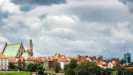 Zeitraffer-mit-Pan-der-Warschauer-Altstadt